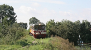 Warto wybrać się kolejką wąskotorową na brzeg Wisły
